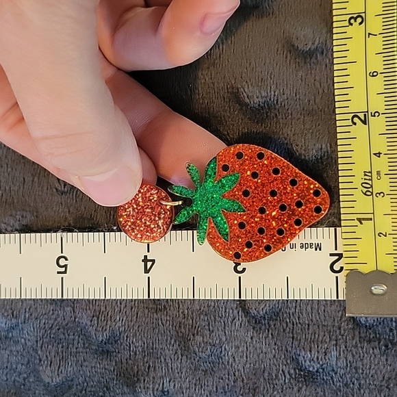 🤎 Glitter Strawberry Drop Earrings - Picture 3 of 7